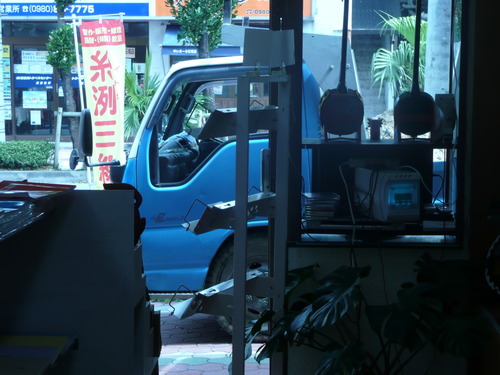 店の前で・・・