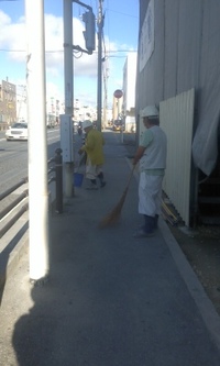 朝の近隣清掃 2011/07/30 13:37:36