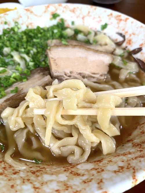 化学調味料を使わない澄んだスープと、手打ち麺。あなたが望む沖縄そばが名護市に。「守良屋 」