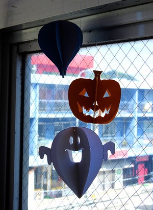 土曜日は美術教室 今年のハロウィンは窓辺に手作りのモビールなんて いかがでしょう 横濱学院 一般社団法人横濱学園